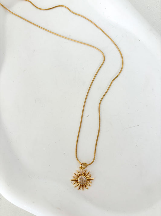 Collar sol dorado
